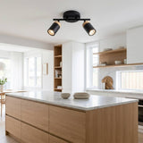Lámpara de techo con spots negros en cocina moderna con isla
