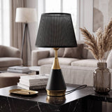 Lámpara de diseño glam negro dorado decorando una sala contemporánea