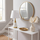 Lámpara decorativa AMIRA WHITE AND GOLD en tocador blanco con espejo redondo