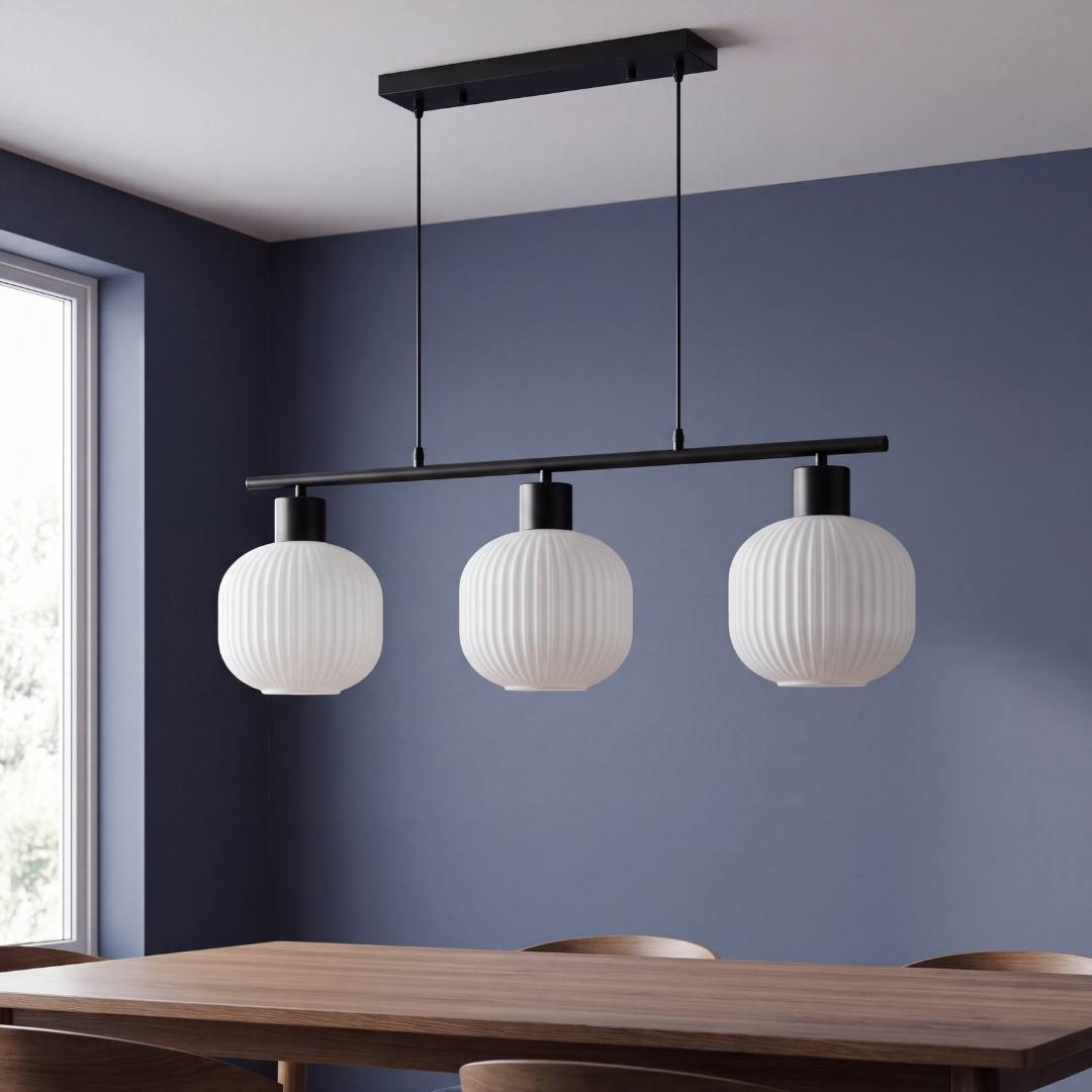 Lámpara decorativa nórdica iluminando mesa con jarrón de cerámica y libros