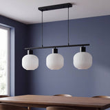 Lámpara decorativa nórdica iluminando mesa con jarrón de cerámica y libros