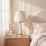 Lámpara decorativa AURELIA WHITE AND GOLD en rincón de tonos rosados cálidos