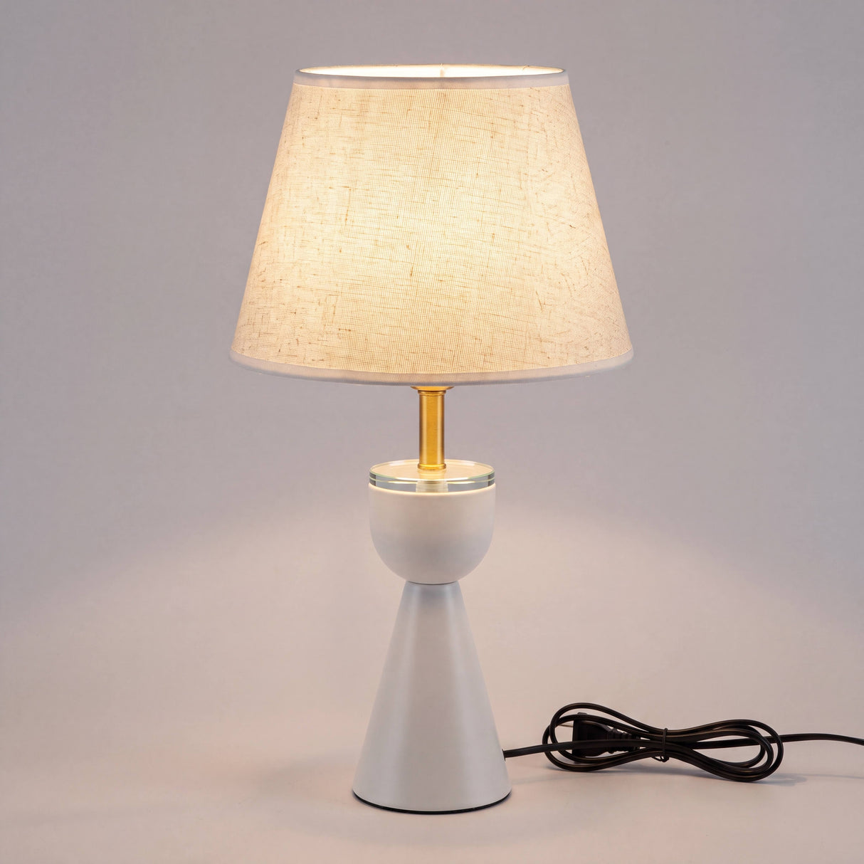 Lámpara decorativa BIANCA encendida creando ambiente cálido y relajante