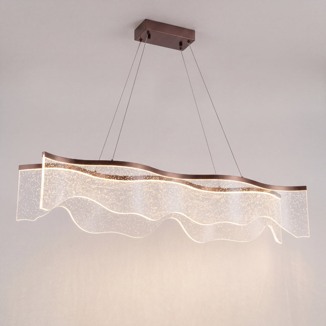 Lámpara decorativa de ondas acrílicas junto a decoración contemporánea