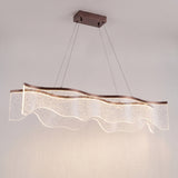 Lámpara decorativa de ondas acrílicas junto a decoración contemporánea
