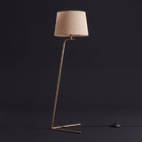 Lámpara decorativa dorada VERA GOLD destacando sobre fondo oscuro elegante