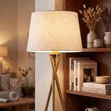 Lámpara decorativa dorada iluminando un rincón acogedor del dormitorio
