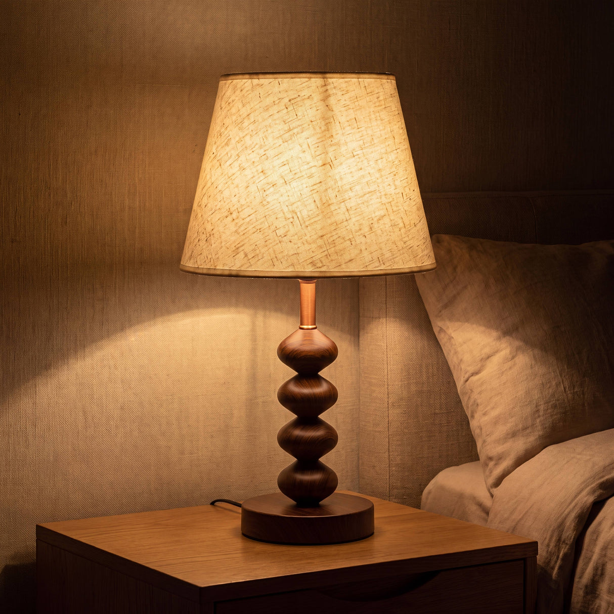 Lámpara decorativa de madera nogal GRETA sobre mesa auxiliar en ambiente cálido