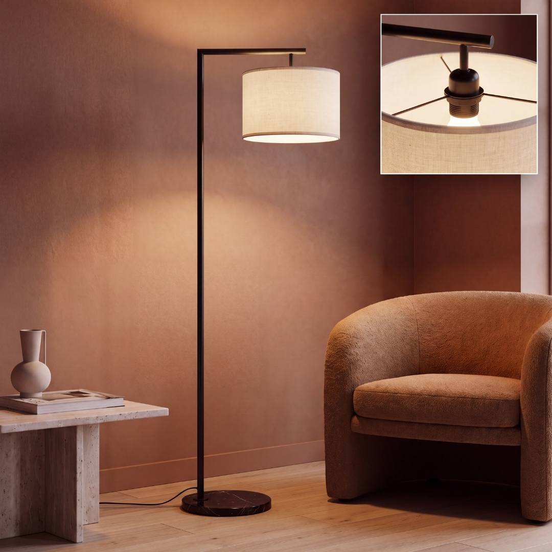 Lámpara decorativa negra con luz cálida en sala oscura de noche