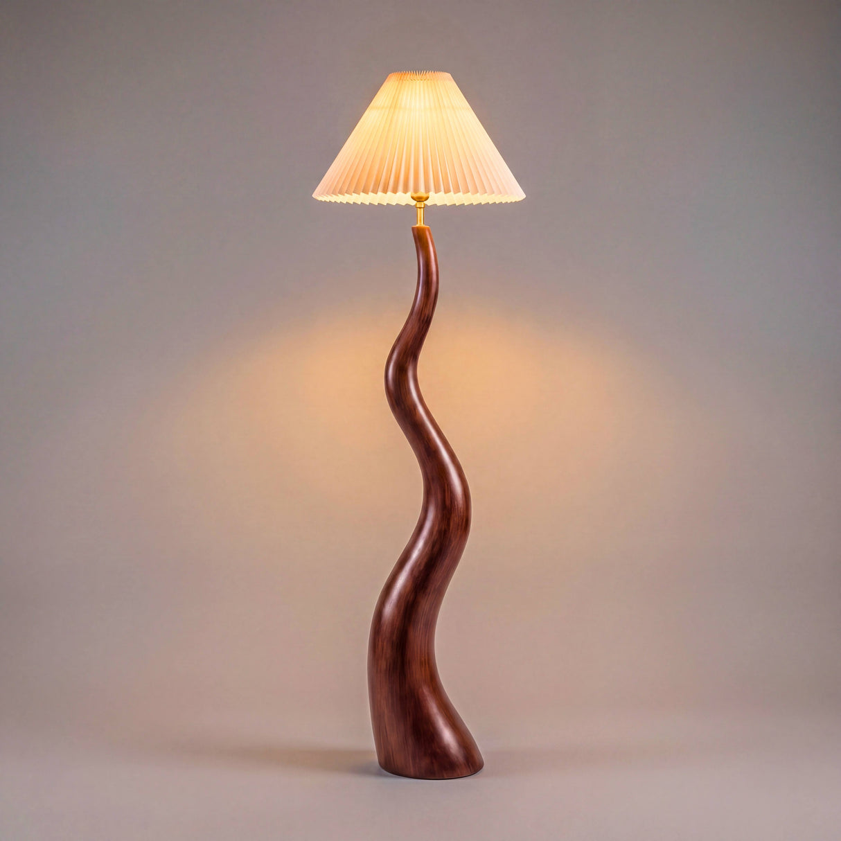 Lámpara decorativa de pie con fuste de madera curvada y diseño atemporal para contract y hogar.