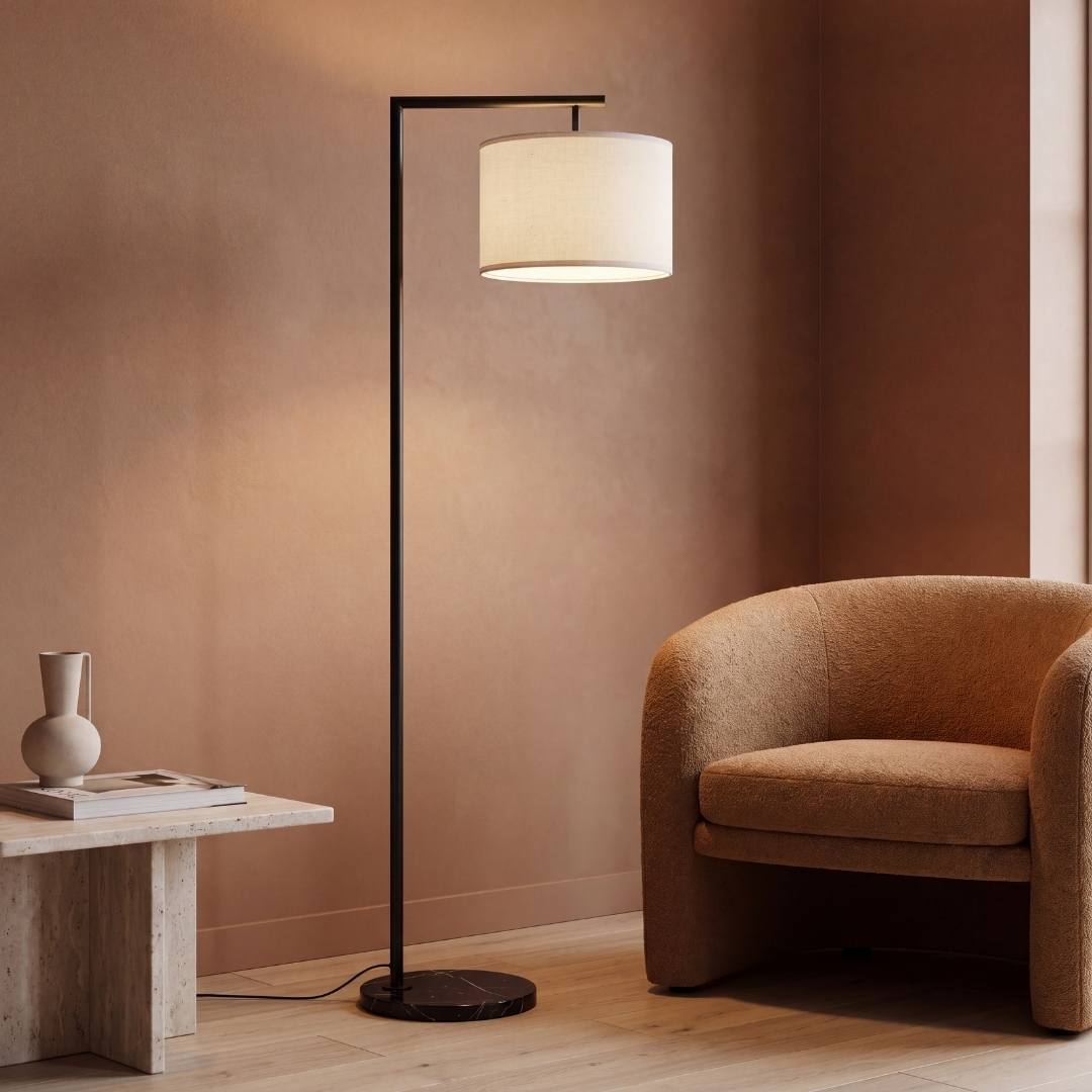 Lámpara decorativa negra con luz cálida en sala oscura de noche