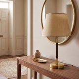 Lámpara decorativa MARGOT WALNUT AND GOLD en consola de madera con espejo redondo