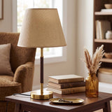Lámpara decorativa MARGOT WALNUT AND GOLD en mesa auxiliar de sala acogedora
