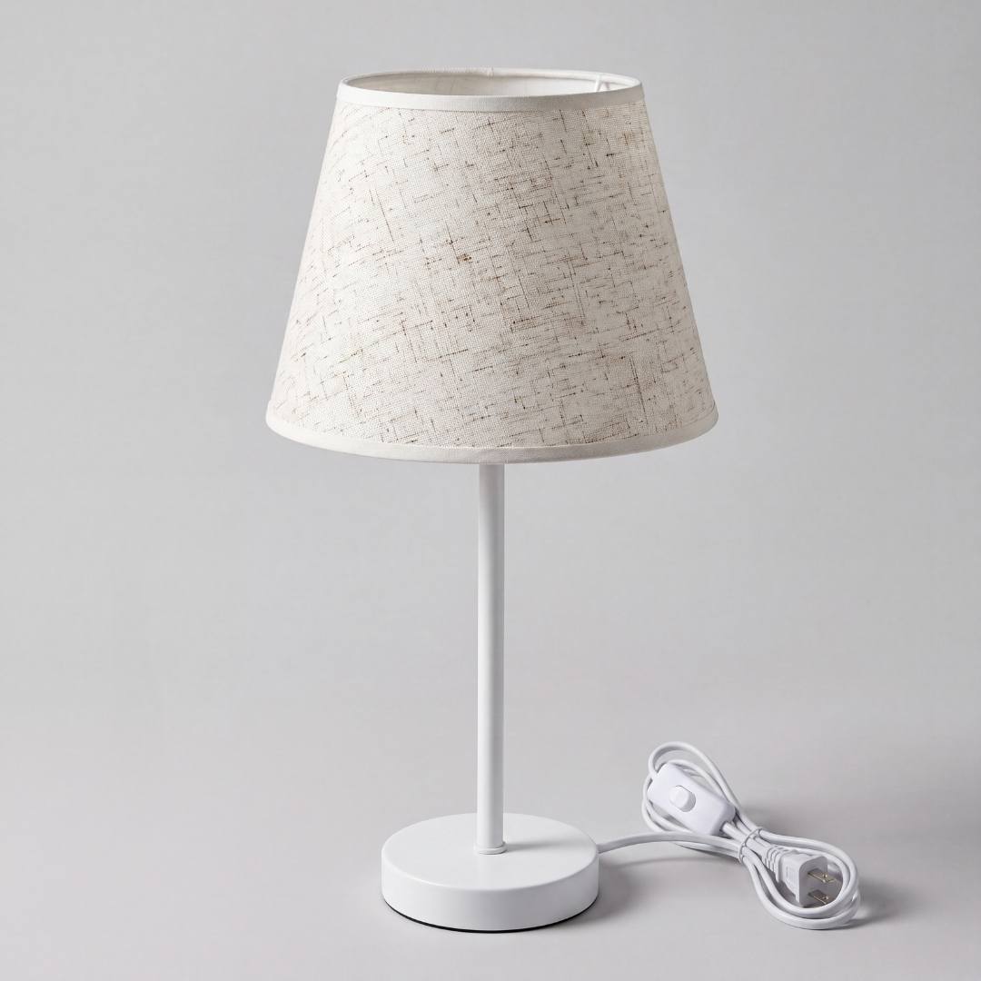 Lámpara decorativa NORA WHITE sobre mesa de noche con jarrón de flores secas
