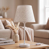 Lámpara decorativa NORA WHITE encendida en sala acogedora con sofá beige