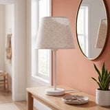 Lámpara decorativa NORA WHITE en tocador blanco con espejo redondo