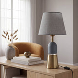 Lámpara decorativa OLIVIA GREY en mesa auxiliar de sala con sillón claro