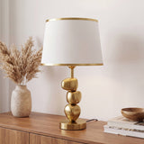 Lámpara decorativa PIETRA GOLD sobre cómoda con decoración de estilo natural