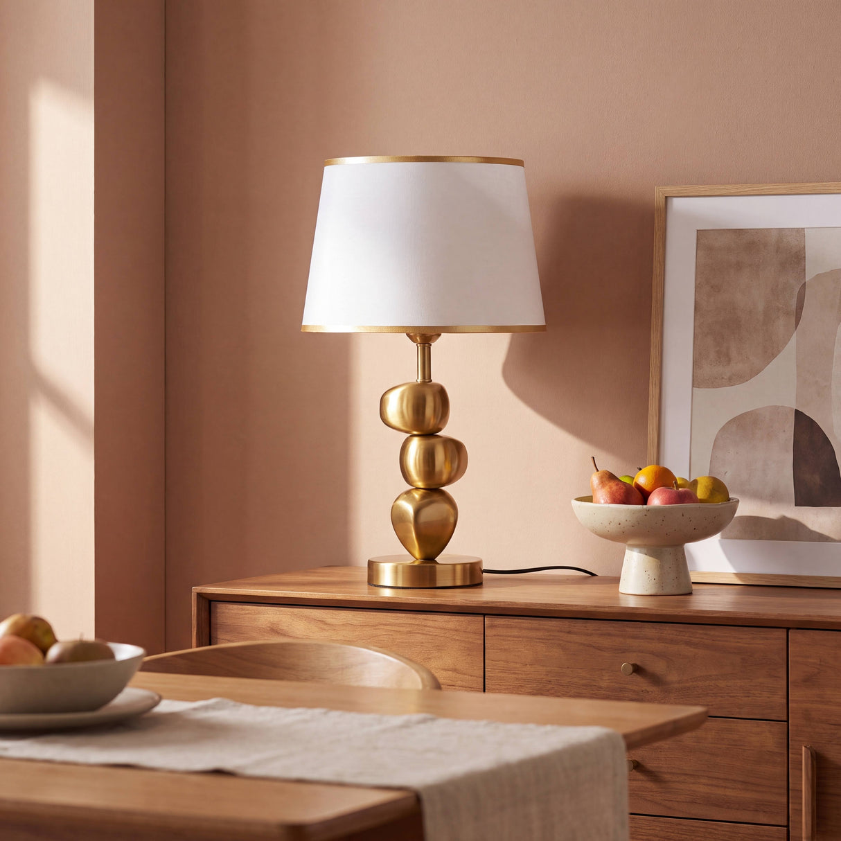 Lámpara decorativa PIETRA GOLD sobre consola en recibidor elegante