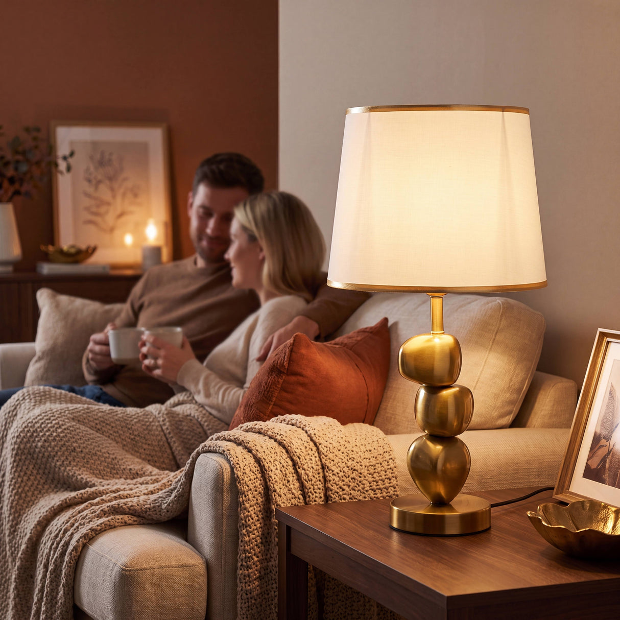 Lámpara decorativa PIETRA GOLD encendida en sala con ambiente cálido