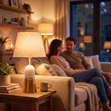 Lámpara de mesa Olivia Gold iluminando una sala moderna con ambiente acogedor