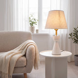 Lámpara decorativa blanca BIANCA sobre mueble en sala de ambiente luminoso