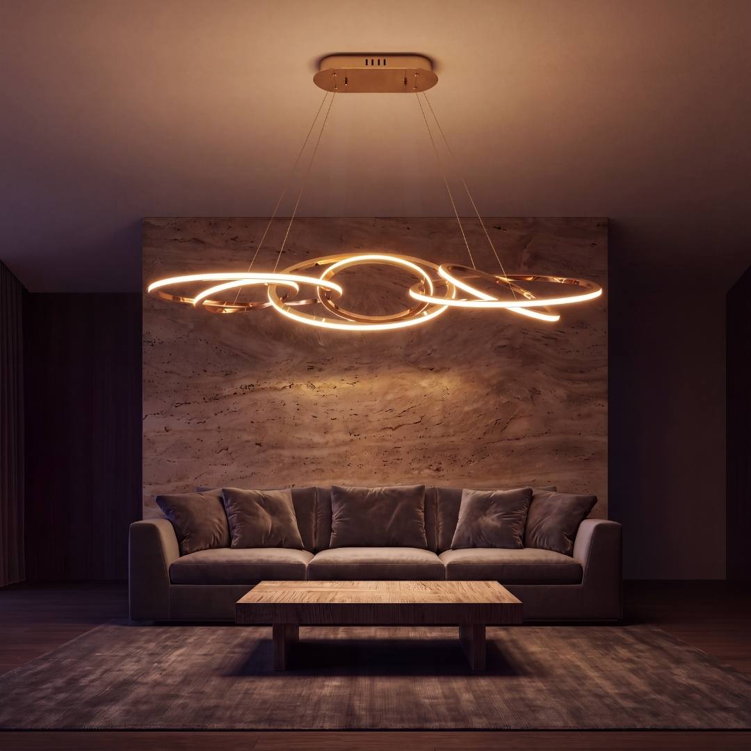 Lámpara decorativa de anillos dorados en una sala moderna de techo alto