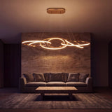 Lámpara decorativa de anillos dorados en una sala moderna de techo alto