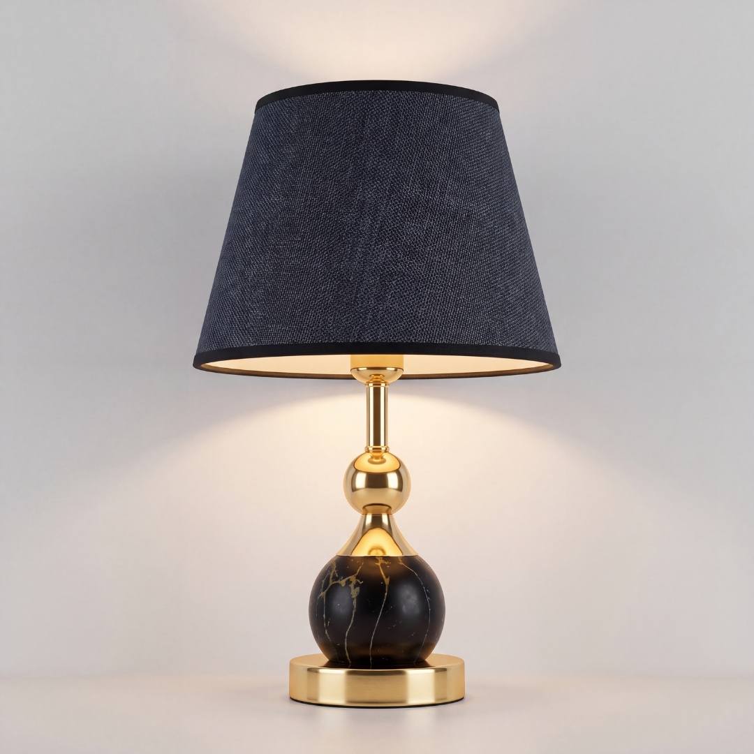 Lámpara decorativa VENUS BLACK AND GOLD encendida junto a ventana con vista nocturna