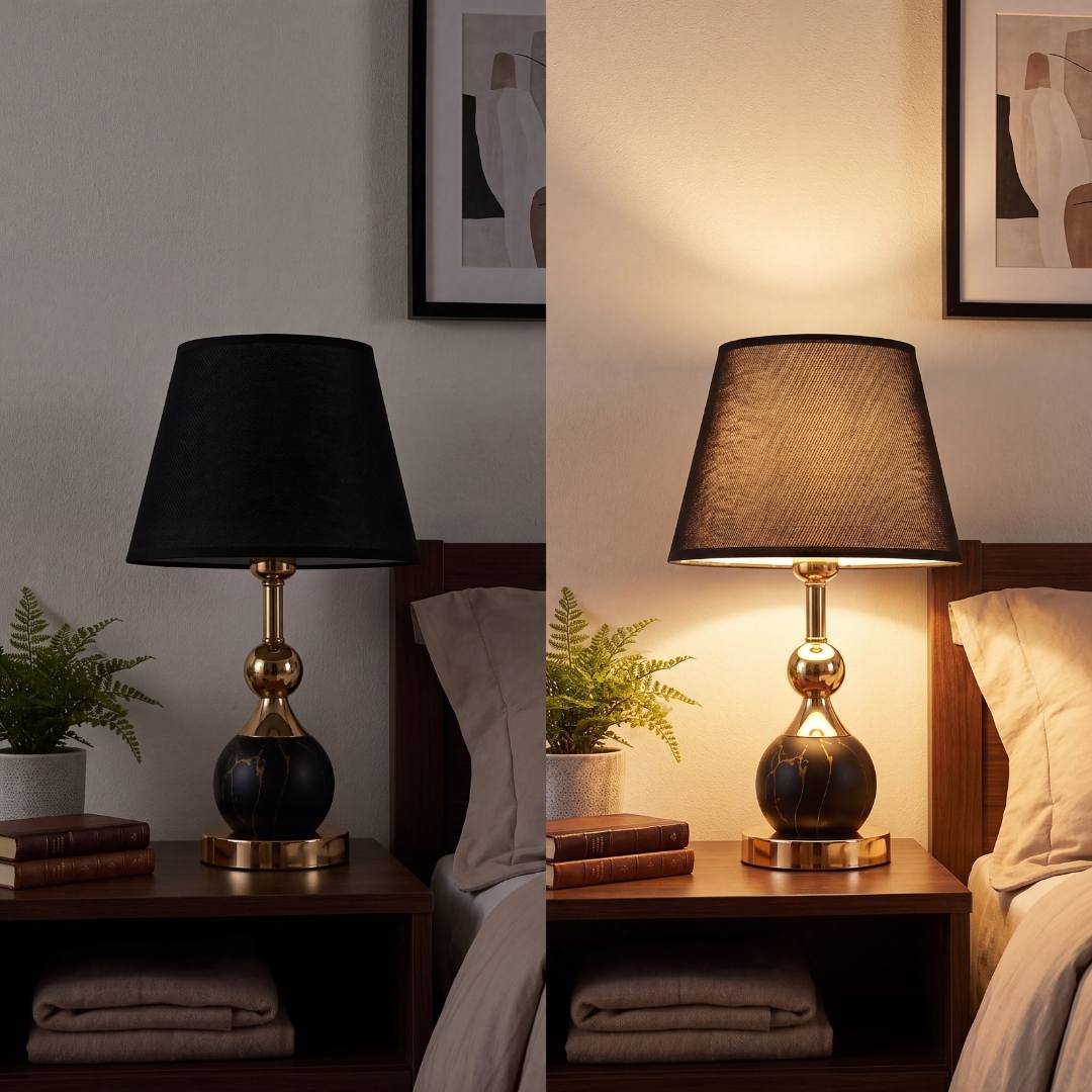 Lámpara decorativa VENUS BLACK AND GOLD en sala luminosa con sillón beige