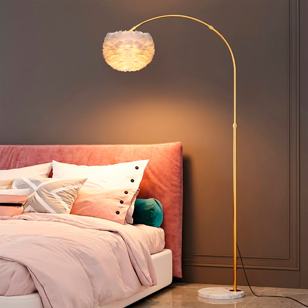 Modelo Carisma Gold en un dormitorio de tonos pastel mostrando su silueta minimalista.