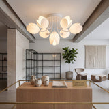 Lampara de diseno organico para iluminacion de galeria de arte o showroom moderno