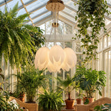 Lámpara de diseño orgánico en ambiente de terraza techada