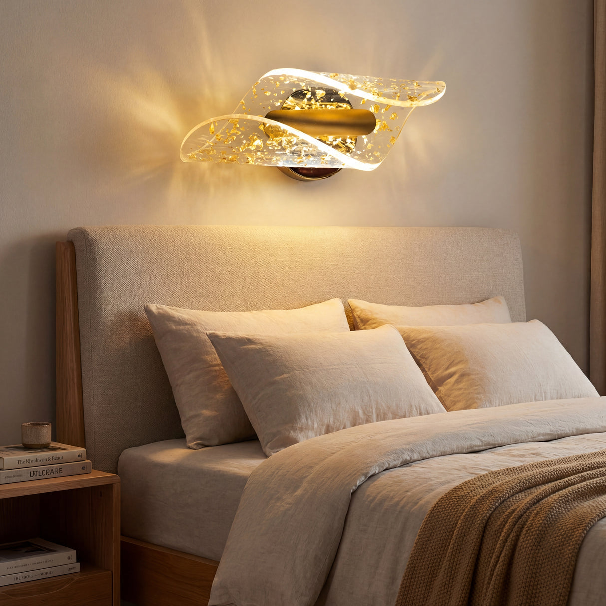 Instalacion horizontal de la lampara Vortex Nebula sobre la cabecera de una cama con luz calida.