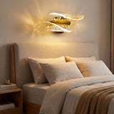 Instalacion horizontal de la lampara Vortex Nebula sobre la cabecera de una cama con luz calida.
