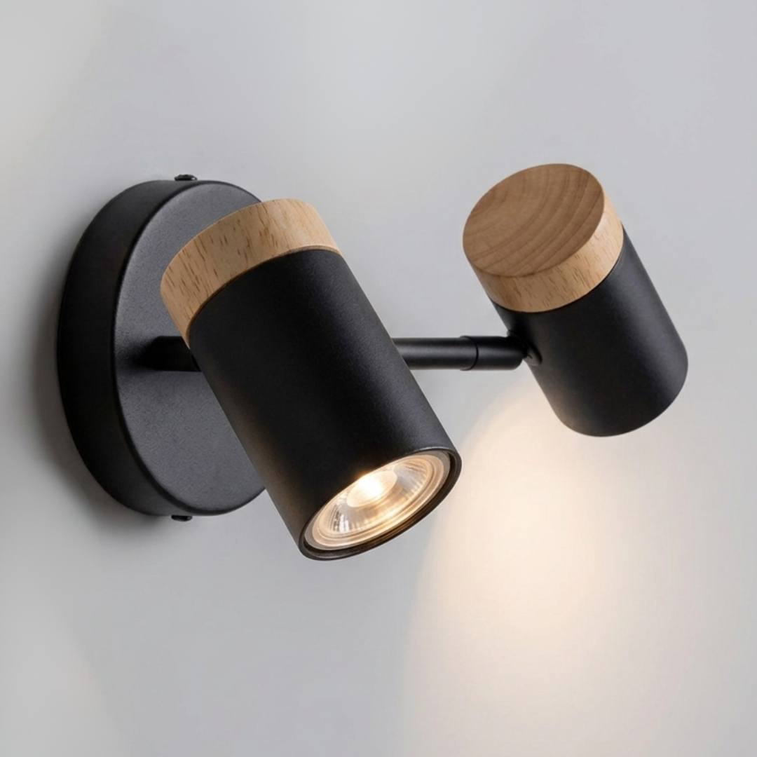 Detalle del spot negro mate con anillo de madera natural