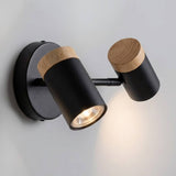 Detalle del spot negro mate con anillo de madera natural