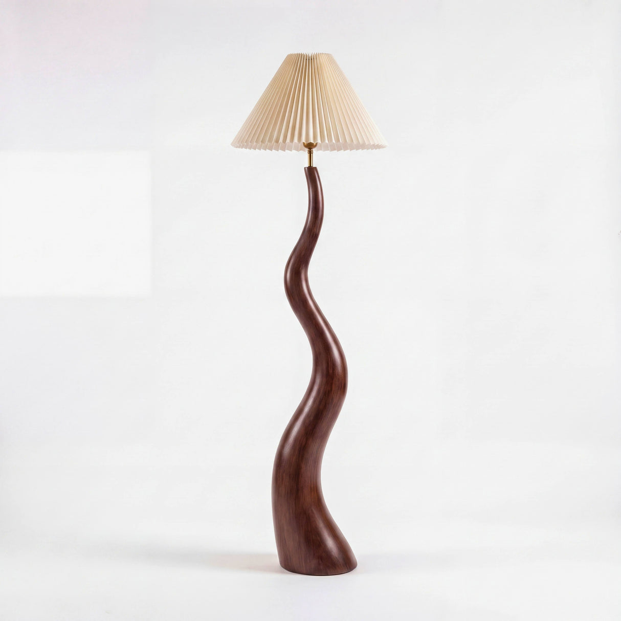 Luminaria de pie escultural con silueta sinuosa y estilo biofílico para interiorismo residencial.