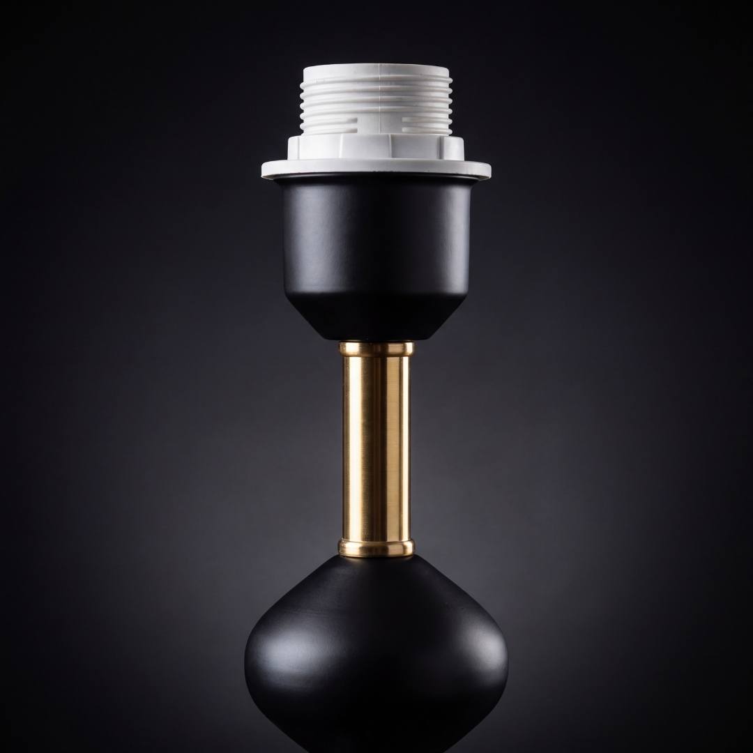 Detalle del socket E27 dorado de la lámpara GRETA BLACK sin pantalla, foco no incluido