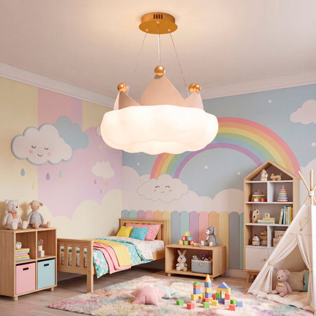 Lámpara colgante de nube con corona en dormitorio infantil con mural de arcoíris.
