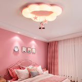 Iluminación de techo en dormitorio de niña con detalles decorativos en rosa y oro.