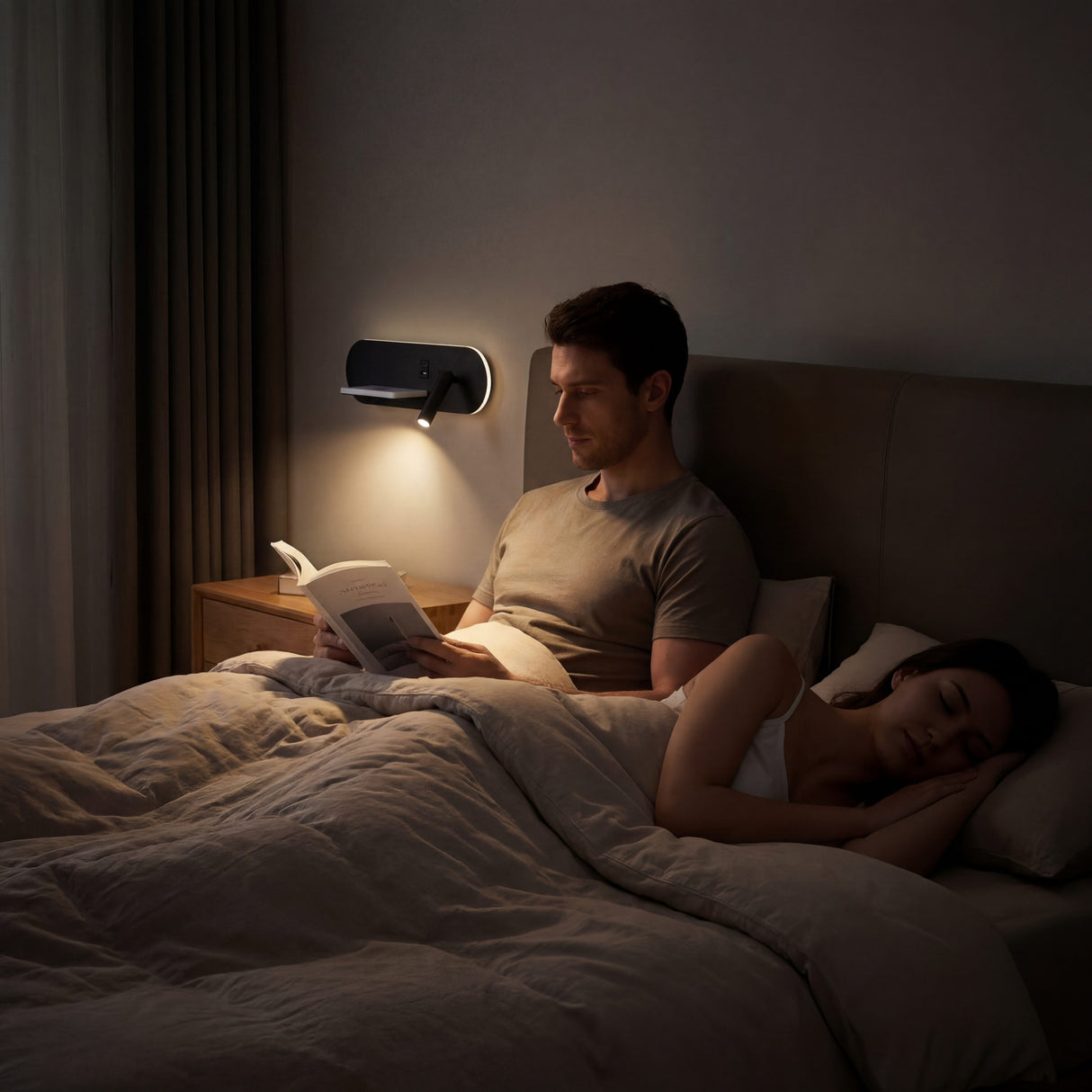 Persona leyendo en la cama bajo haz de luz focalizado de alta eficiencia lumínica.