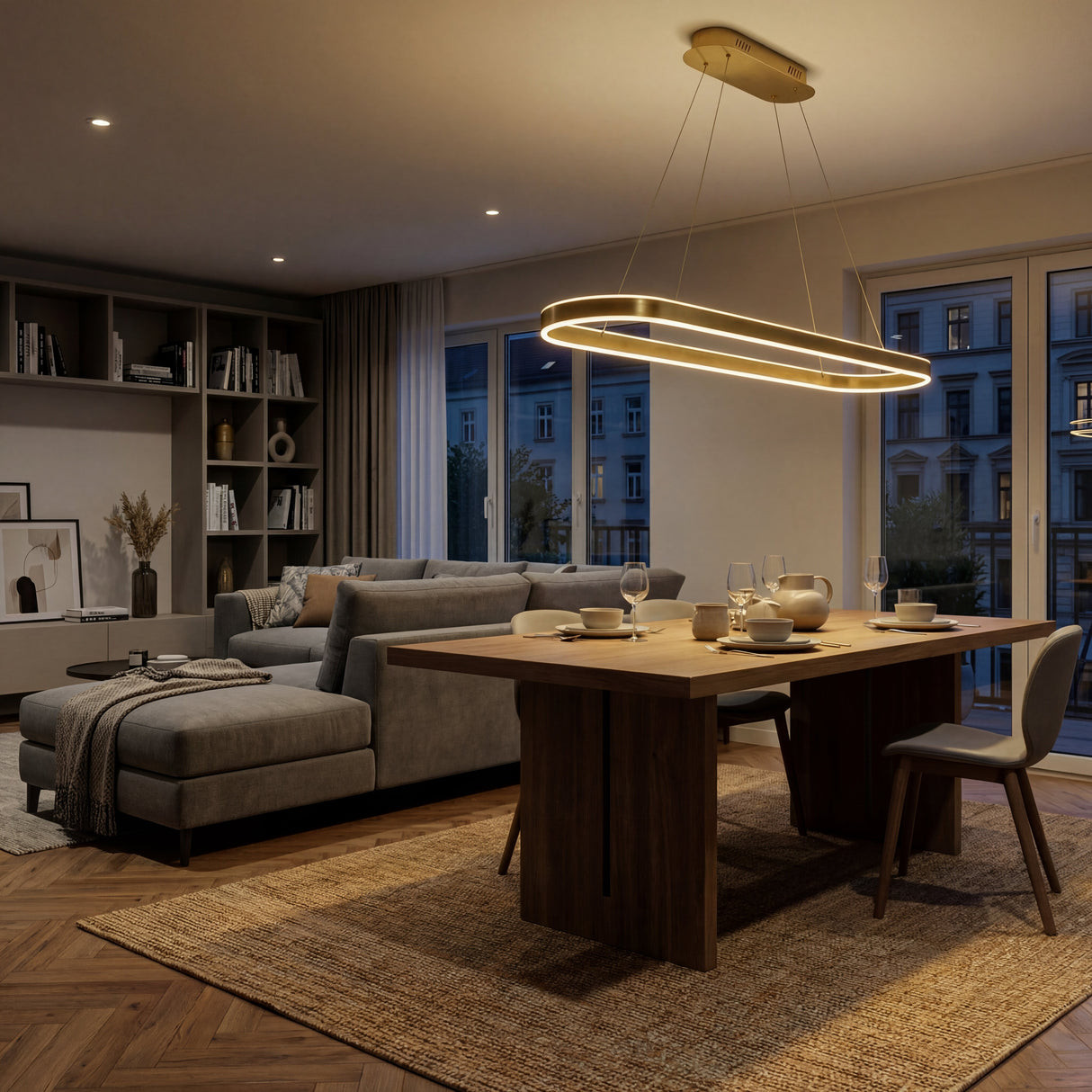 Lámpara minimalista dorada sobre una mesa de comedor de madera en un salón contemporáneo.