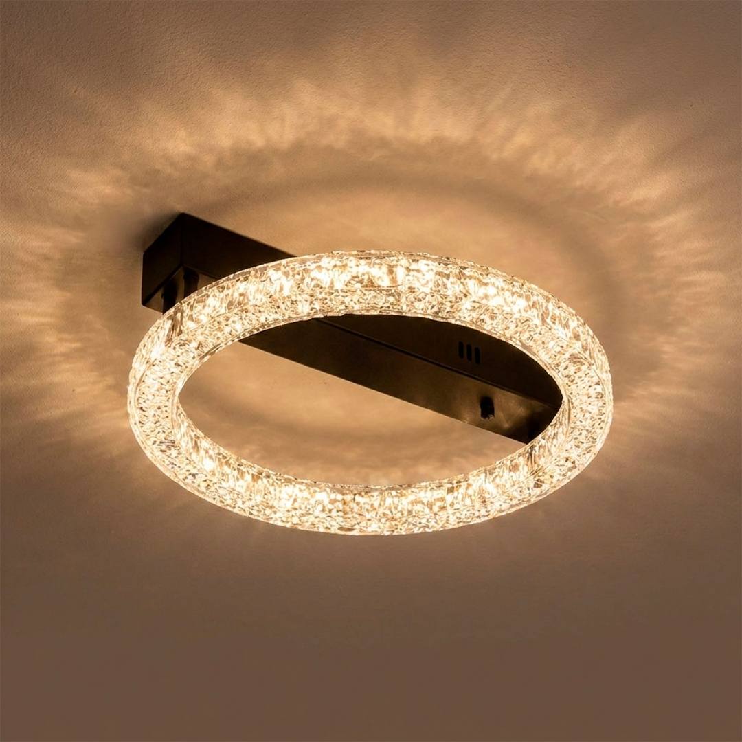 Detalle de la lámpara Gema encendida instalada al ras del techo