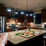 Iluminacion lineal led sobre isla de cocina con tablero de granito y luz blanca fria.