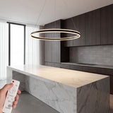 Lampara circular LED minimalista instalada sobre isla de cocina con acabados de marmol.