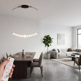 Sala de estar moderna decorada con lampara colgante de diseño escultural