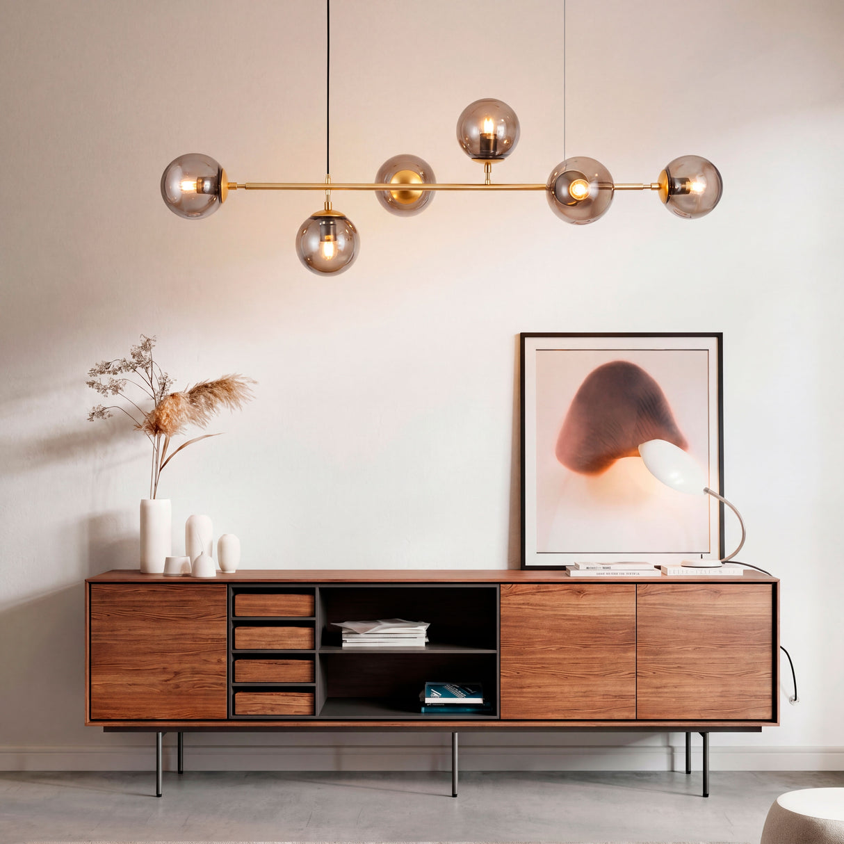 Uso de la lámpara Amber Line Gold como iluminación ambiental sobre una consola de salón.