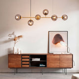 Uso de la lámpara Amber Line Gold como iluminación ambiental sobre una consola de salón.