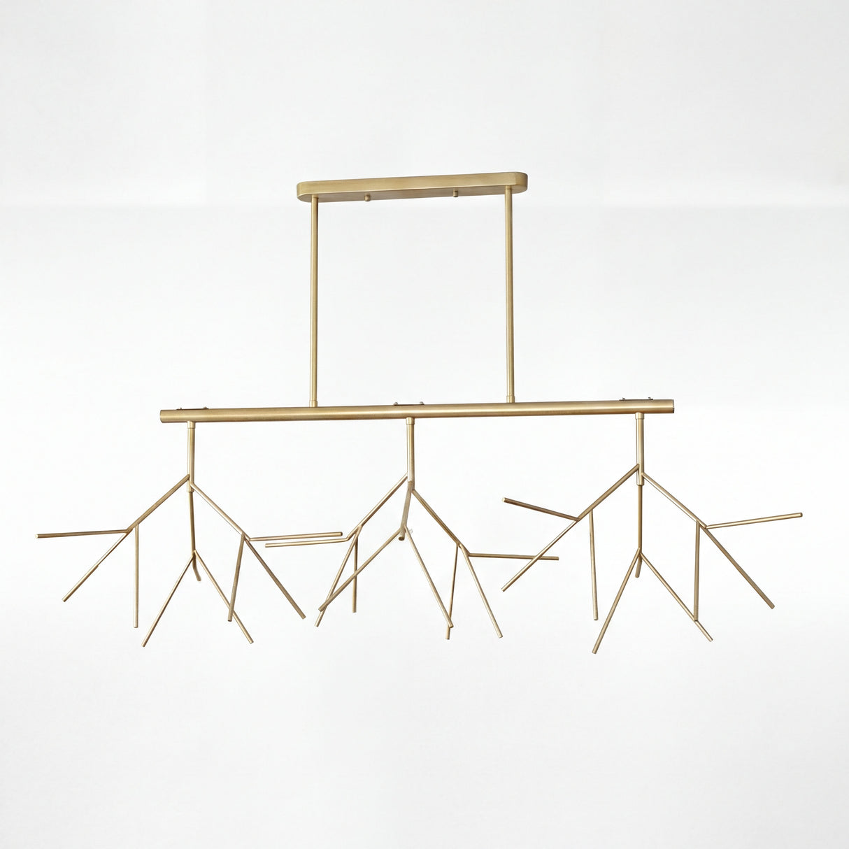 Vista frontal de lampara lineal dorada con ramas y difusores circulares blancos.